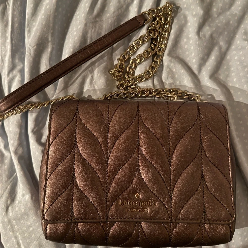 Kate Spade Mini Emelyn Briar Lane Quilted Crossbody bag Metallic Oak - Picture 2 of 4